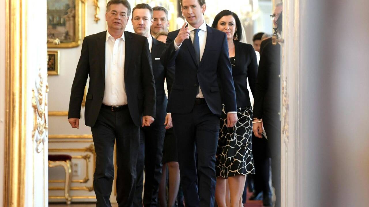 Einer ohne Schlips: Vizekanzler Werner Kogler und Bundeskanzler Sebastian Kurz auf dem Weg zur Angelobung. 