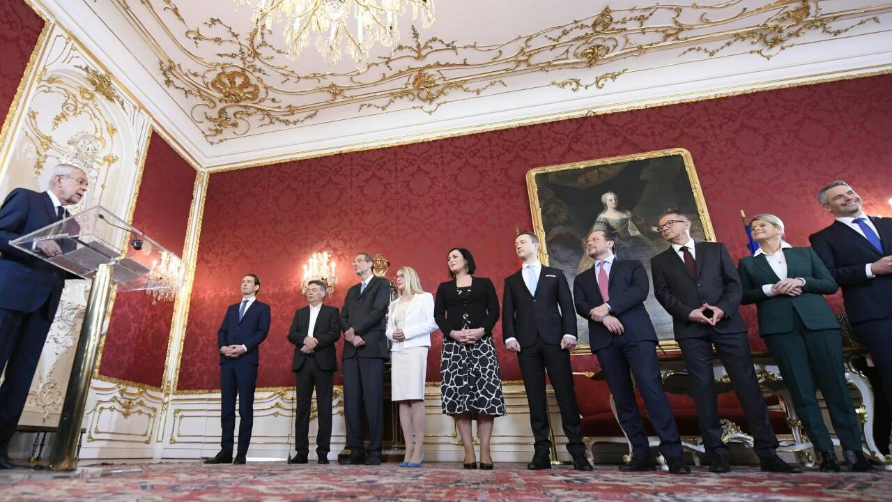  Bundespräsident Alexander Van der Bellen und Mitglieder der neuen Bundesregierung (v.l.) Sebastian Kurz, Werner Kogler, Heinz Faßmann, Margarete Schramböck, Elisabeth Köstinger, Gernot Blümel, Alexander Schallenberg, Rudolf Anschober, Klaudia Tanner und Karl Nehammer im Rahmen der Angelobung der neuen türkis-grünen Regierung am Dienstag in der Präsidentschaftskanzlei in der Hofburg in Wien.  