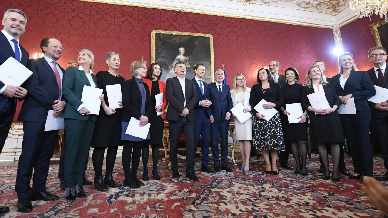 Karl Nehammer, Alexander Schallenberg, Klaudia Tanner, Ulrike Lunacek, Leonore Gewessler, Alma Zadic, Werner Kogler, Sebastian Kurz, Bundespräsident Alexander Van der Bellen, Margarete Schramböck, Elisabeth Köstinger, Heinz Faßmann, Karoline Edtstadler, Susanne Raab, Gernot Blümel, Christine Aschbacher und Rudolf Anschober im Rahmen der Angelobung der neuen türkis-grünen Regierung am Dienstag in der Präsidentschaftskanzlei in der Hofburg in Wien. 