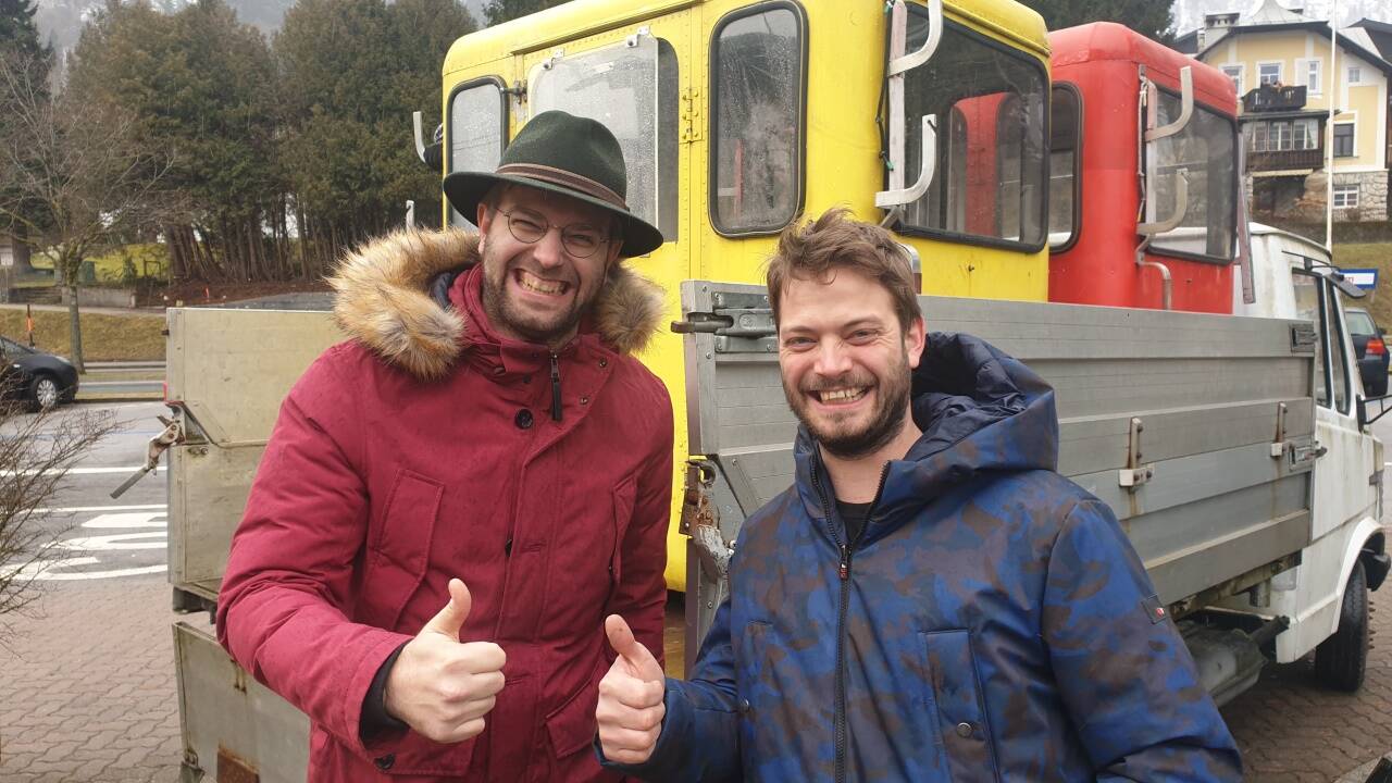 Mit einem breiten Grinsen holten sich am Dienstag Josef Schmeisser vom Kirchenwirt in Strobl (links) und Robert Hinterberger vom Hotelcamping Berau in St. Wolfgang ihre zu je 3000 Euro gekauften Gondeln ab.  
