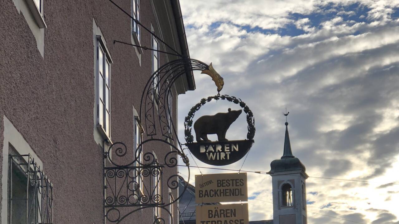 Blick auf den Bärenwirt und die ehemalige Landespflegeanstalt in der Müllner Hauptstraße in Salzburg.  
