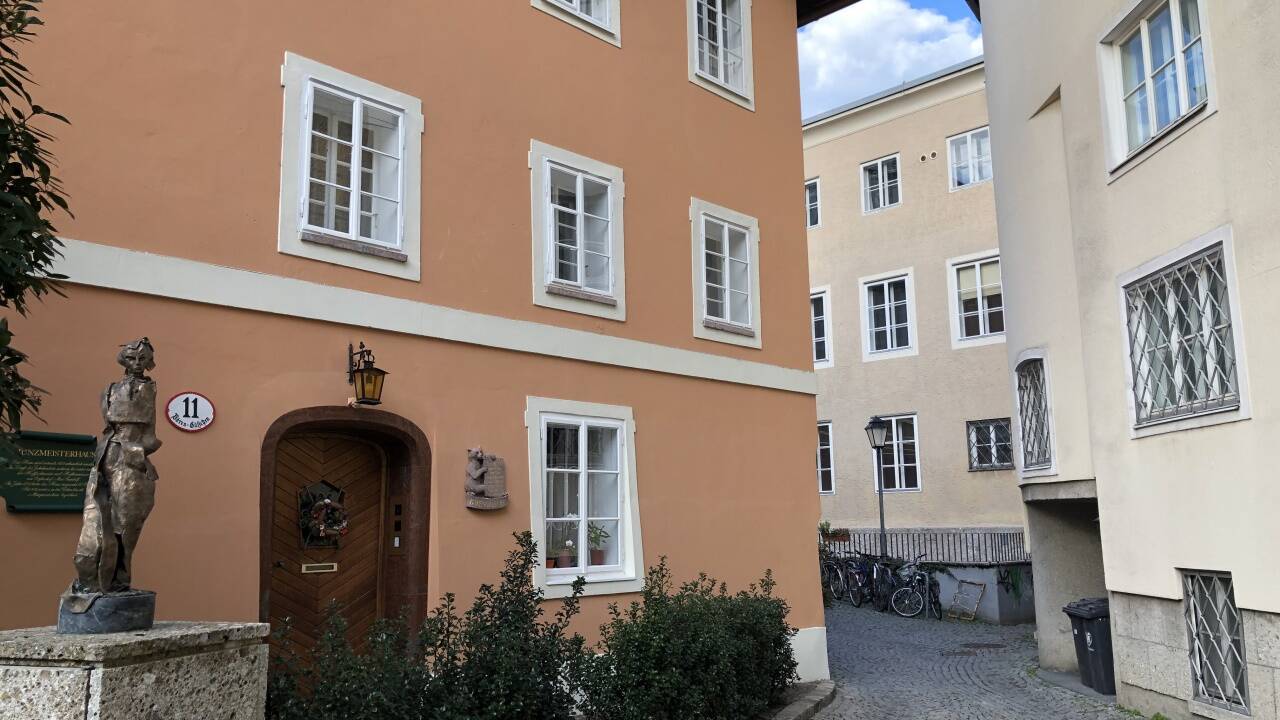 Auf dem Haus Bärengässchen 11 erinnert ein marmorner Bär samt Inschrift an die Geschichte des Bärengässchens.  