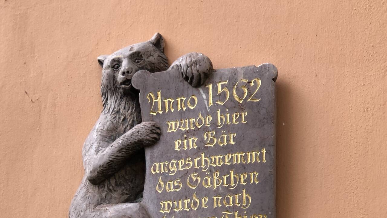 Auf dem Haus im Bärengässchen 11 erinnert ein marmorner Bär samt Inschrift an die Geschichte des Bärengässchens.  