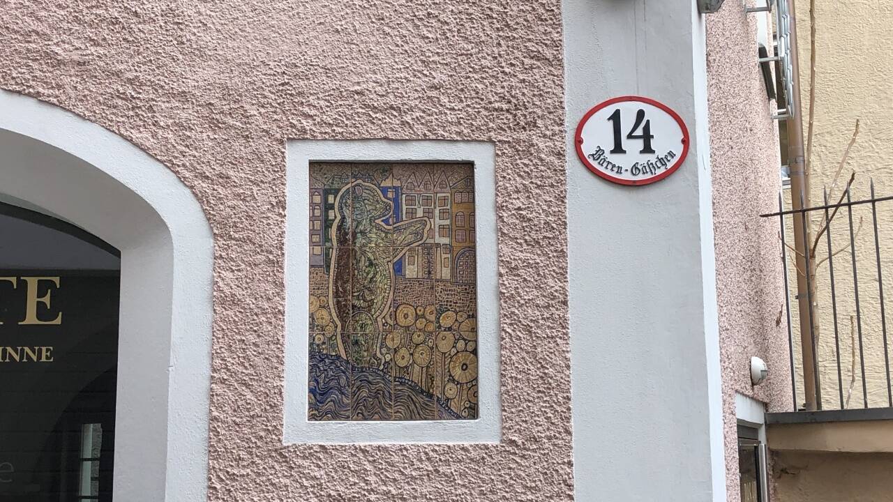 Auf dem Haus Bärengässchen 14 setzte die Keramikkünstlerin Inge Werthmann dem Bären ein Denkmal.  