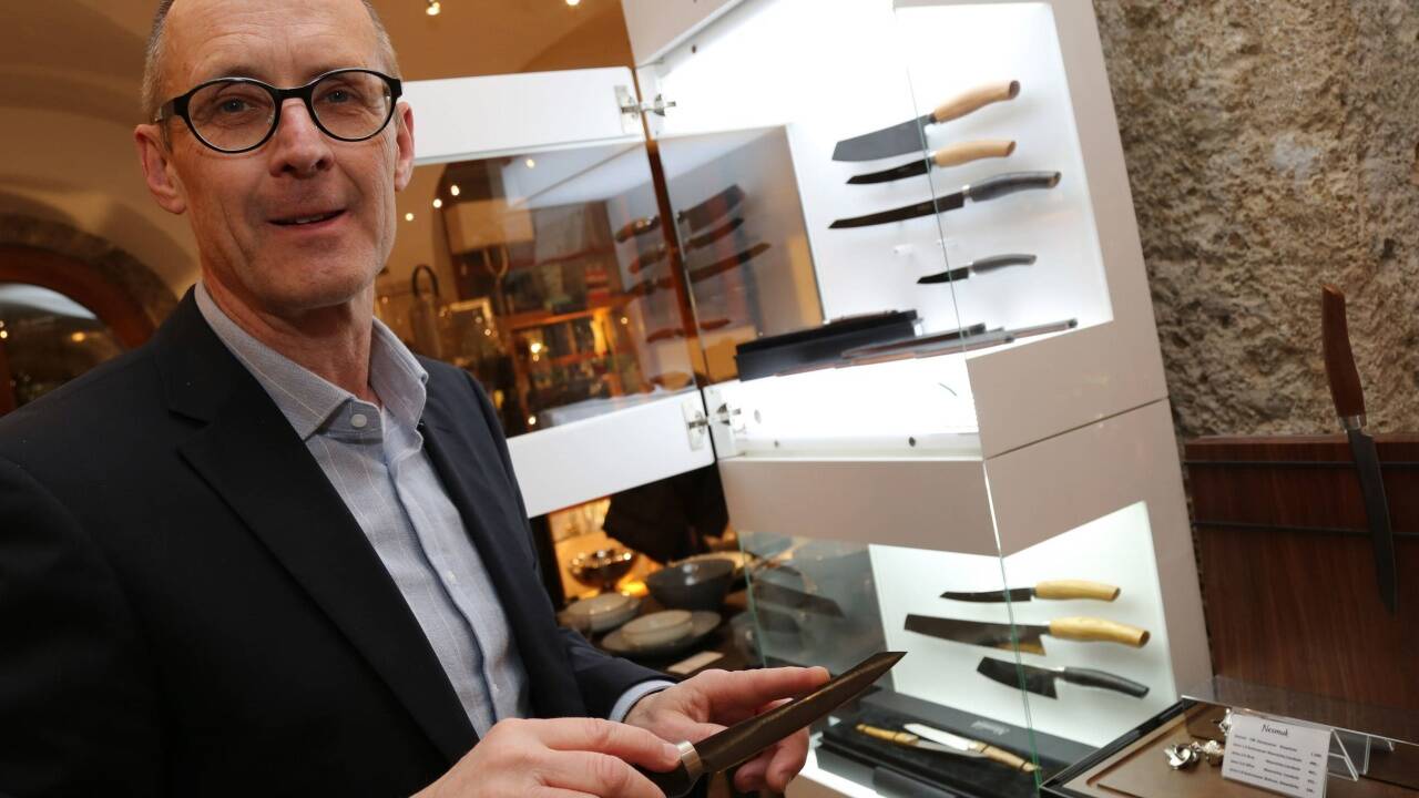 Heinz Roittner mit exklusiven Messern in seinem Geschäft. 
