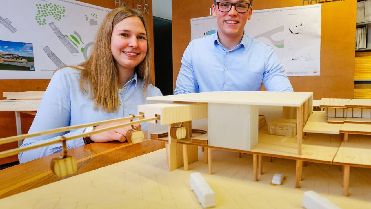 Laura Mayr und Paul Blasl mit einem Entwurf für ein großes Parkhaus am Park-&-Ride-Platz Salzburg-Süd, das gleichzeitig auch die Talstation für eine Seilbahn auf den Gaisberg sein könnte.  Laura Mayr und Paul Blasl mit einem Entwurf für ein großes Parkhaus am Park-&-Ride-Platz Salzburg-Süd, das gleichzeitig auch die Talstation für eine Seilbahn auf den Gaisberg sein könnte.