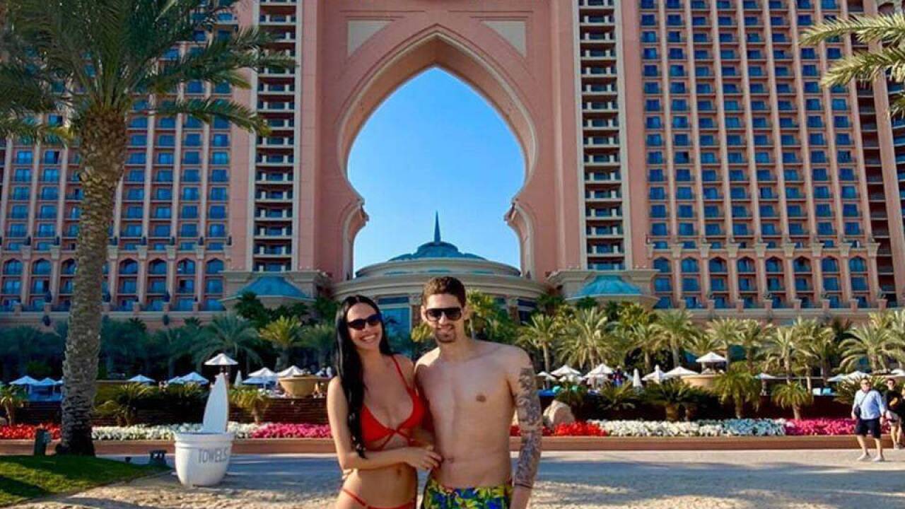 Torhüter Cican Stankovic vor dem Fünfsterne-Hotel Atlantis in Dubai. 