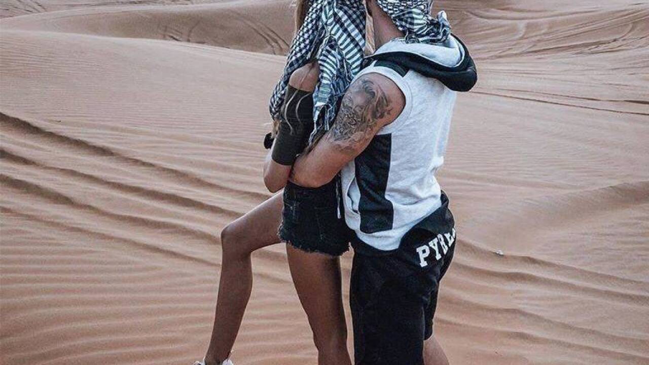 Patrick Farkas und Freundin posierten in der Wüste von Dubai. 