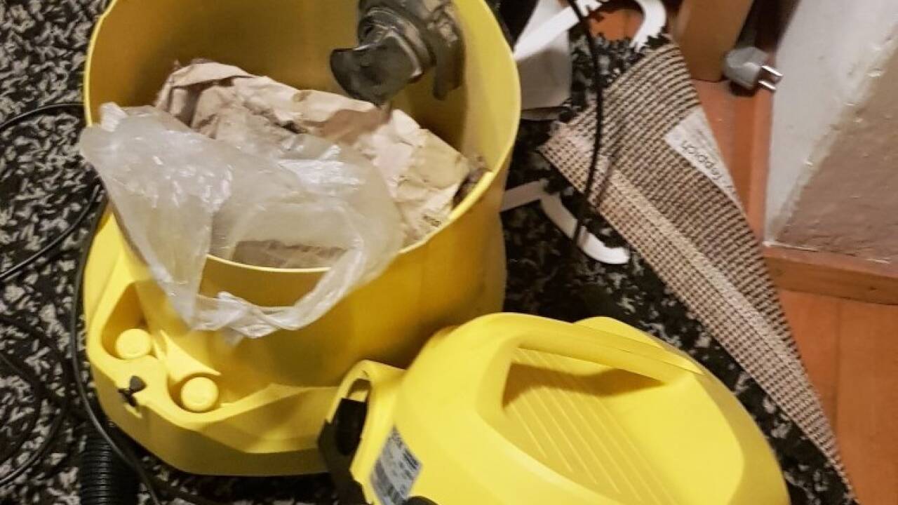 Das Versteck für die Cannabisblüten: Im Staubsauger.  