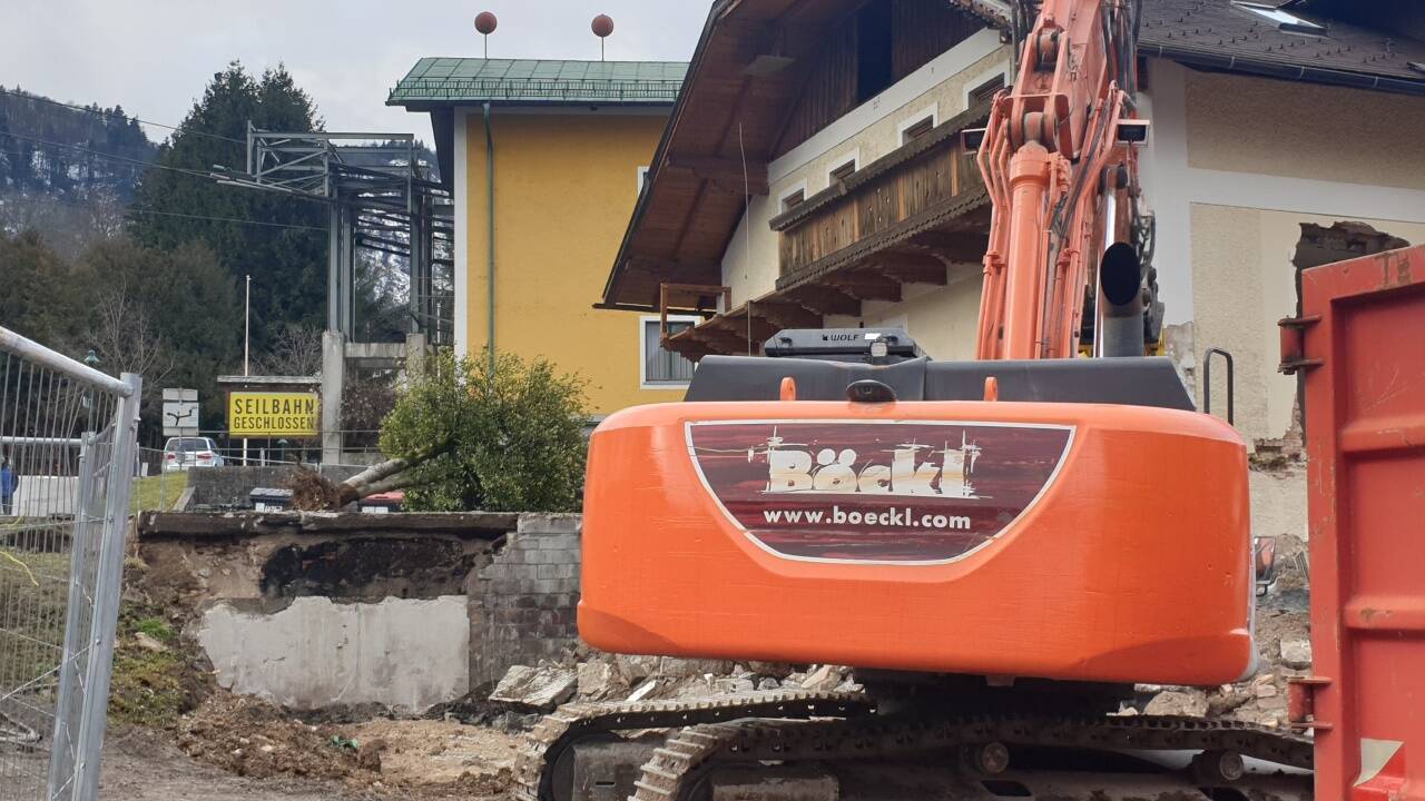 Die Abbrucharbeiten an der alten Seilbahn schreiten voran. Die Abbrucharbeiten an der alten Seilbahn schreiten voran.