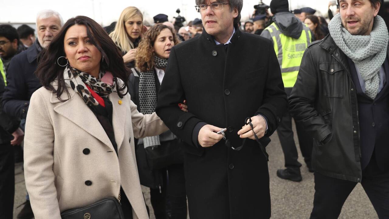 Puigdemont wird von seiner Frau und seinem einstigen Gesundheitsminister Comin begleitet, der ebenfalls ins EU-Parlament einzieht. 