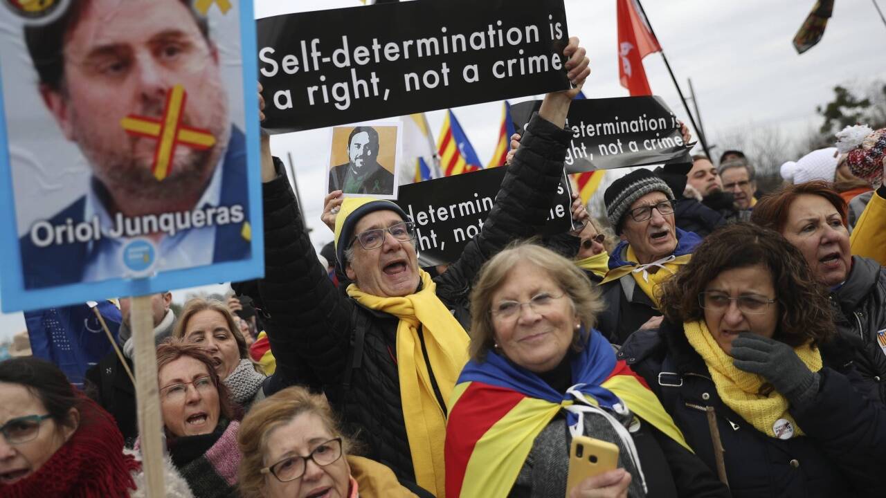 Demonstranten fordern die Freilassung von Oriol Junqueras. Auch er wurde, für die Grünen, ins EU-Parlament gewählt, sitzt aber in Spanien im Gefängnis. 