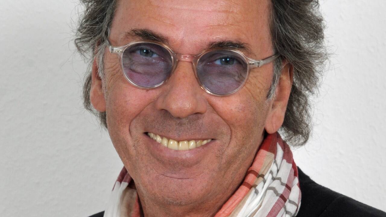 Moderierte einst die Show mit den „frechen Früchtchen“ auf RTL: Hugo Egon Balder. 