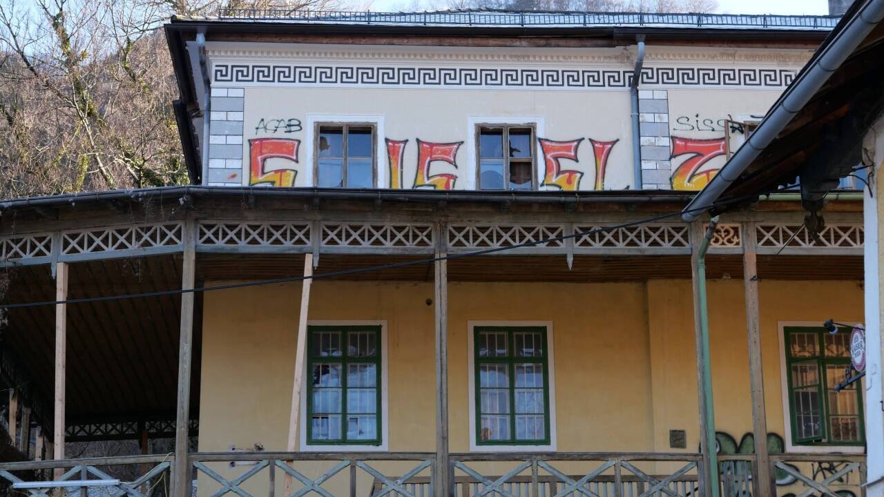 Die Villa wurde 1861 erbaut, aller Wahrscheinlichkeit nach von Baumeister Valentin Ceconi. Vandalen haben überall ihre Spuren hinterlassen. Graffiti-Sprayer waren sogar im obersten Geschoß am Werk. Die Villa wurde 1861 erbaut, aller Wahrscheinlichkeit nach von Baumeister Valentin Ceconi. Vandalen haben überall ihre Spuren hinterlassen. Graffiti-Sprayer waren sogar im obersten Geschoß am Werk.