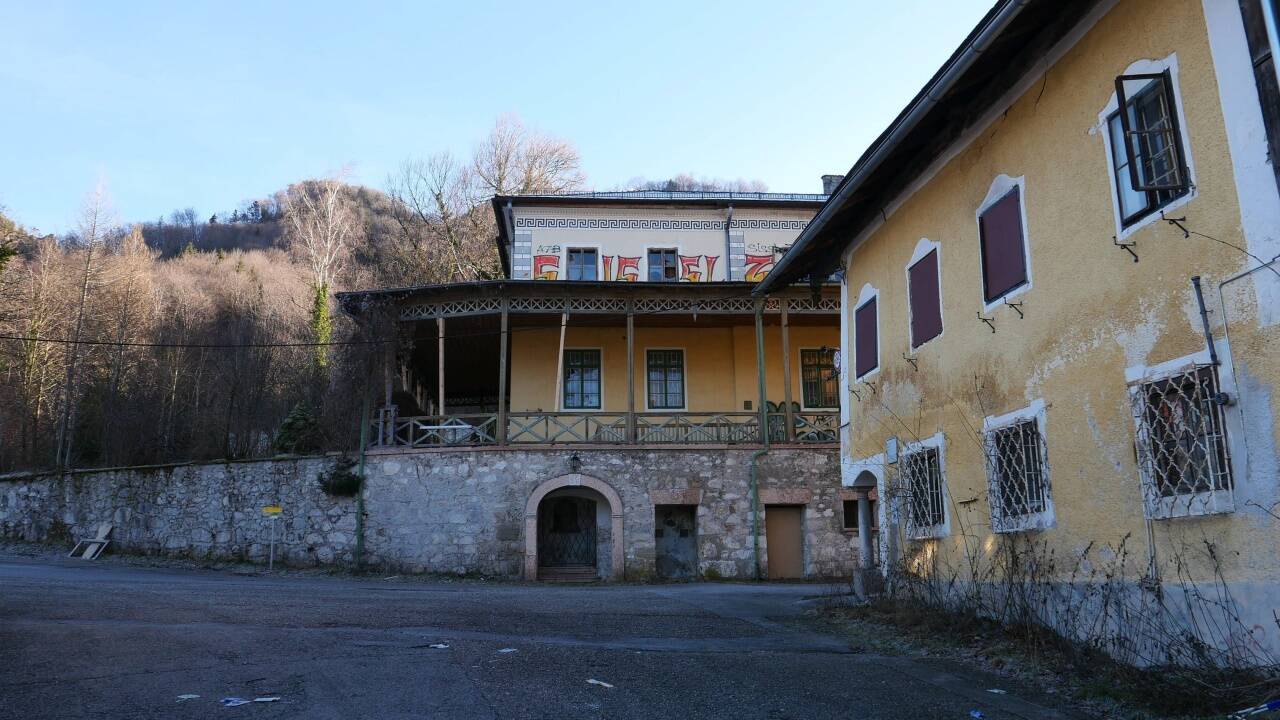 Blick auf Villa und Brauereigasthof, der Verwahrlosung preisgegeben. Blick auf Villa und Brauereigasthof, der Verwahrlosung preisgegeben.