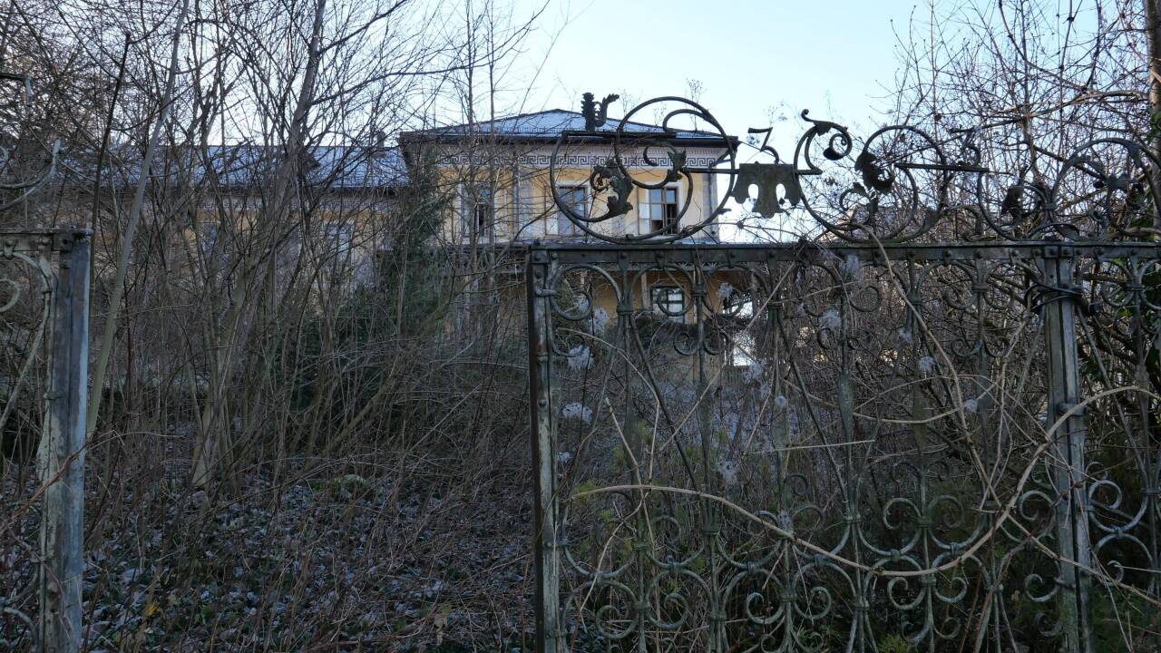 Wie im Dornröschenschlaf wirkt die Villa aus dieser Perspektive. Wie im Dornröschenschlaf wirkt die Villa aus dieser Perspektive.
