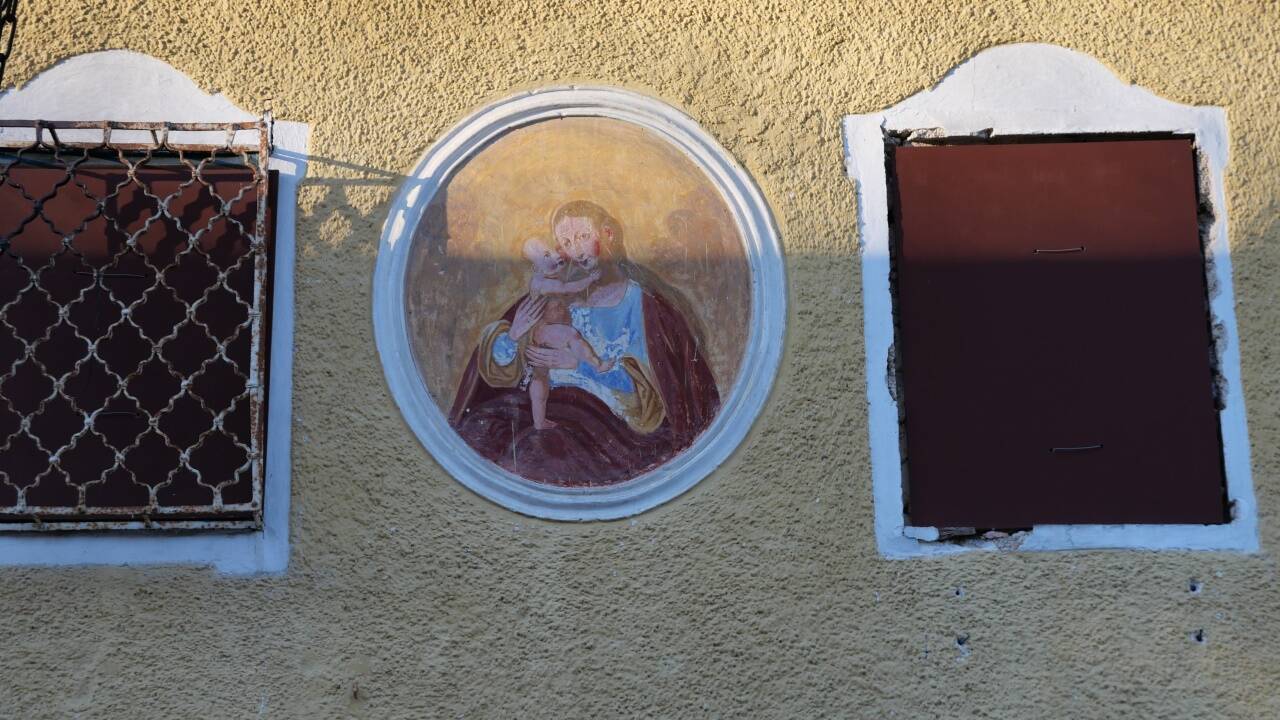 Madonna mit Kind auf der Frontseite des Braugasthofes. Madonna mit Kind auf der Frontseite des Braugasthofes.