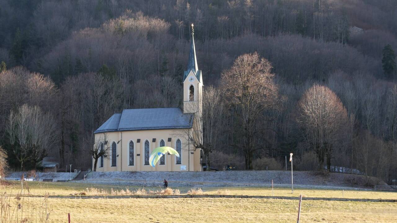 Zum Ensemble Gut Guggenthal gehört auch die Kirche, die 1864 feierlich eingeweiht wurde. Sie ist das einzige Bauwerk, das in alter Schönheit erstrahlt. Zum Ensemble Gut Guggenthal gehört auch die Kirche, die 1864 feierlich eingeweiht wurde. Sie ist das einzige Bauwerk, das in alter Schönheit erstrahlt.
