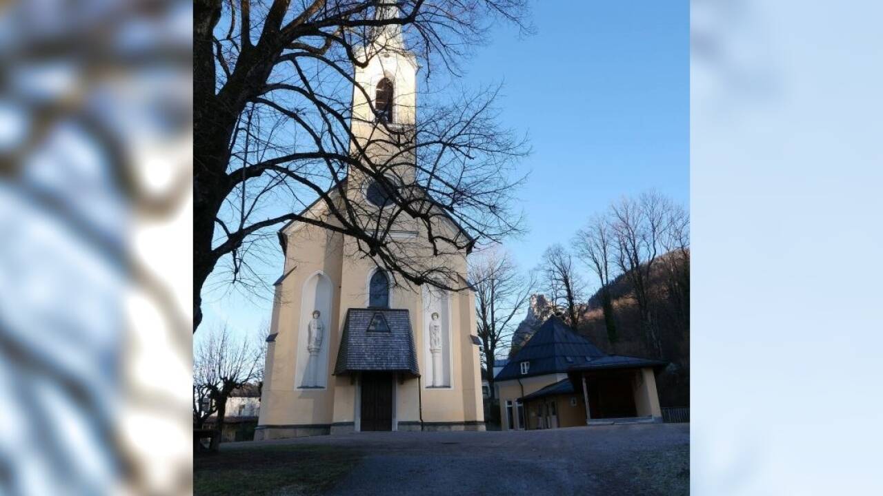 Erbauen ließen die Kirche die einstigen Guggenthal-Besitzer Georg und Elise Weickl. Baumeister war Valentin Ceconi. Erbauen ließen die Kirche die einstigen Guggenthal-Besitzer Georg und Elise Weickl. Baumeister war Valentin Ceconi.