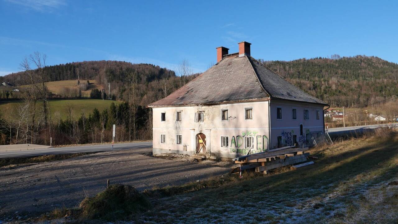 Das ehemalige erzbischöfliche Jagdschloss in Guggenthal an der Wolfgangsee-Straße. Das ehemalige erzbischöfliche Jagdschloss in Guggenthal an der Wolfgangsee-Straße.