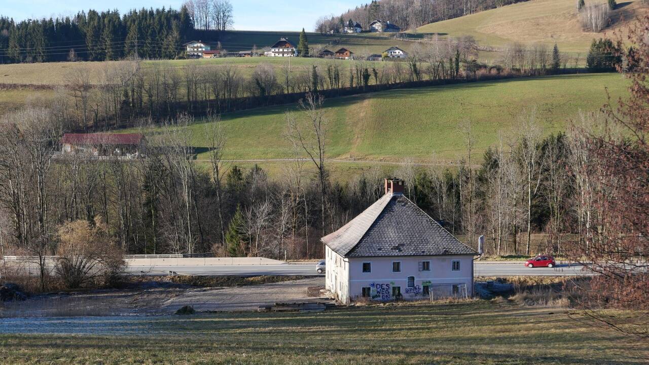 Das Schloss wurde in der Regierungszeit von Erzbischof Paris Lodron errichtet, vermutlich zwischen 1633 und 1640. Das Schloss wurde in der Regierungszeit von Erzbischof Paris Lodron errichtet, vermutlich zwischen 1633 und 1640.