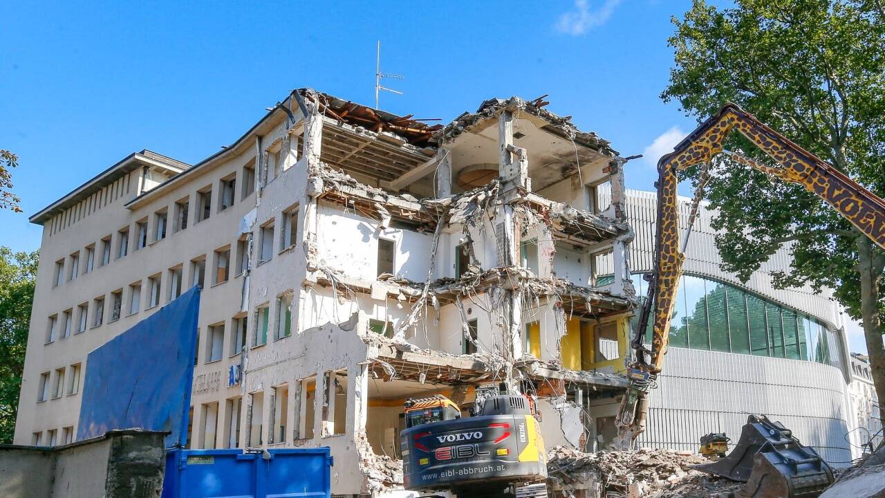 Der Abriss von Gebäuden steht auf der Tagesordnung, hier ein Archivbild aus 2018 vom mittlerweile geschleiften Kurhaus in Salzburg neben dem neuen Paracelsus-Bad. Der Abriss von Gebäuden steht auf der Tagesordnung, hier ein Archivbild aus 2018 vom mittlerweile geschleiften Kurhaus in Salzburg neben dem neuen Paracelsus-Bad.