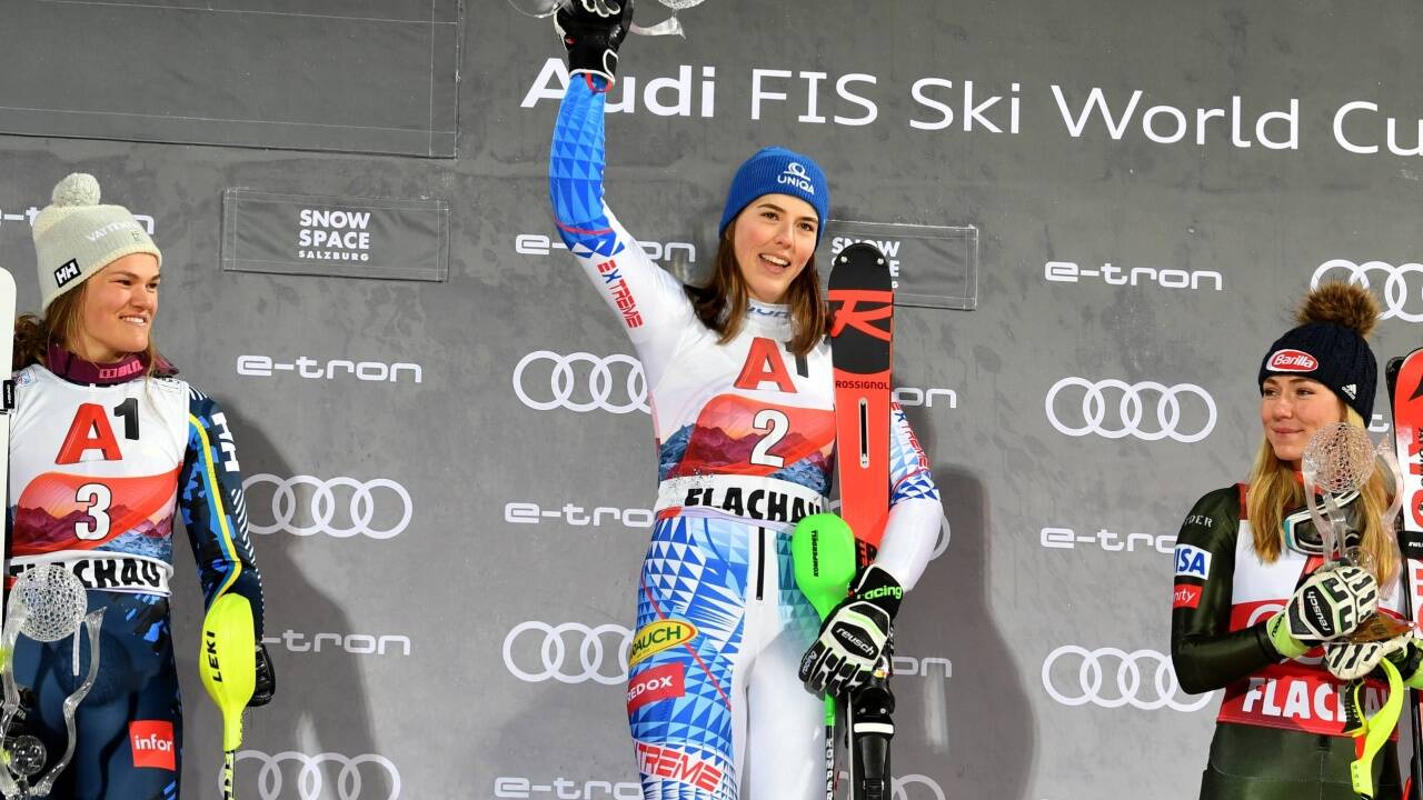 Das Podest: Swenn Larsson, Vlhova, Shiffrin. 