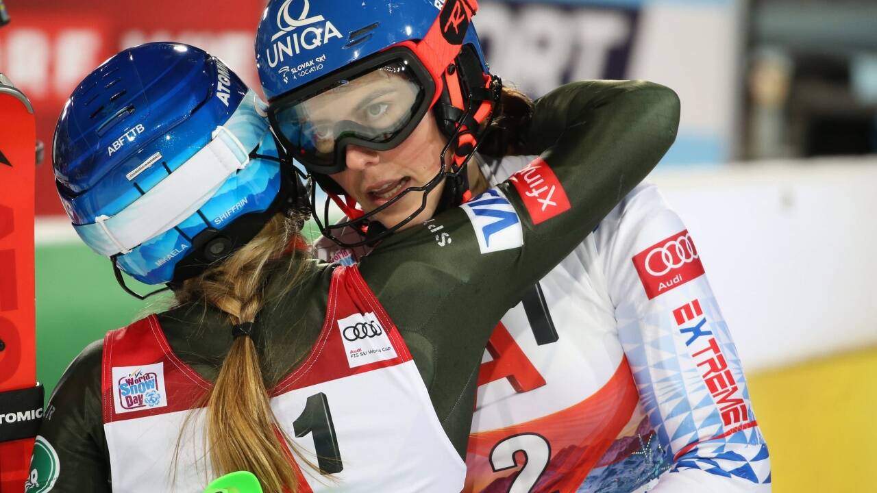 Eine Umarmung unter respektvollen Rivalinnen: Mikaela Shiffrin und Petra Vlhova. 