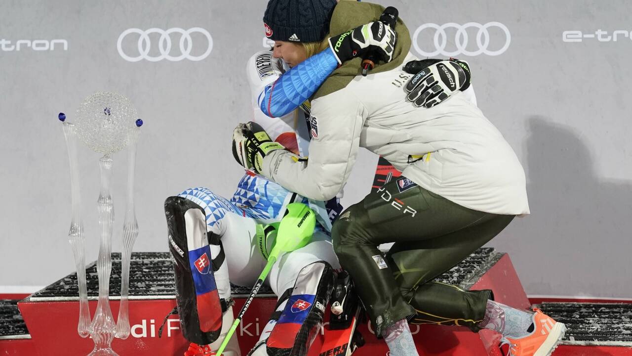 Eine Umarmung unter respektvollen Rivalinnen: Petra Vlhova und Mikaela Shiffrin. 