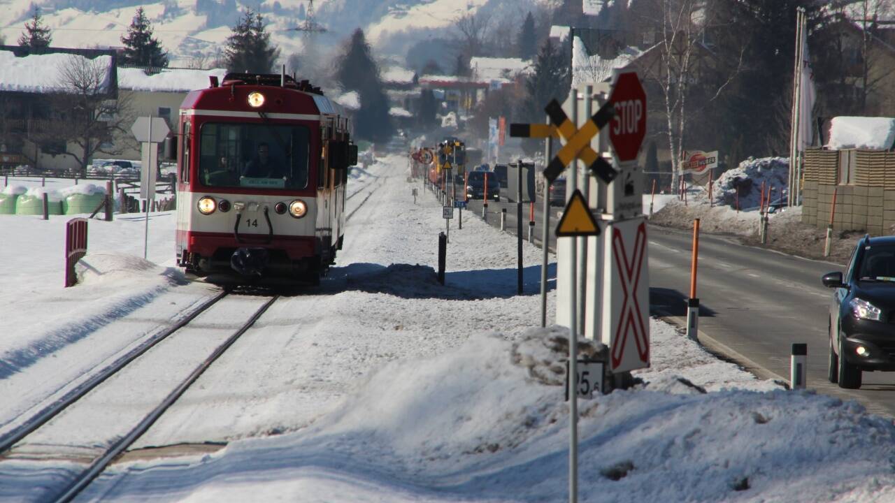 Die Häuser links und die Straße rechts sind derzeit nur mit einer Reihe technisch nicht gesicherter Bahnübergänge verbunden. 