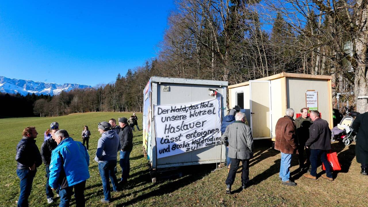 Seit Donnerstag gibt es auf der Wiese von Steinhausbauer Georg Gimpl auch zwei Container und ein Stromaggregat. 