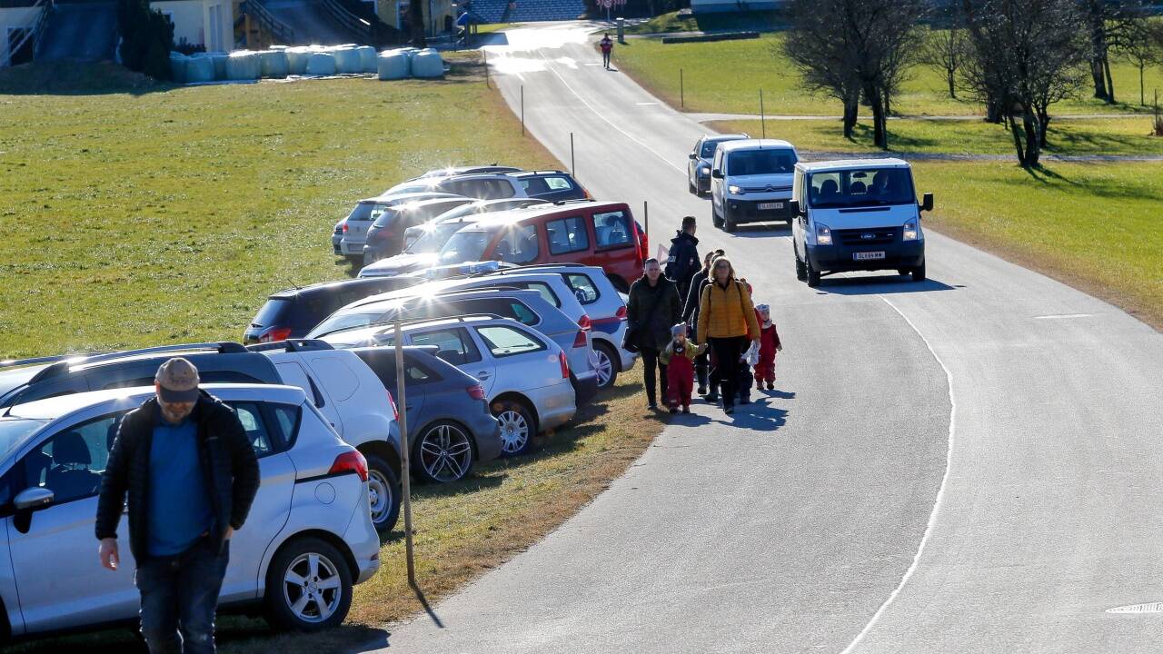 Die Besucher parkten am Straßenrand. 