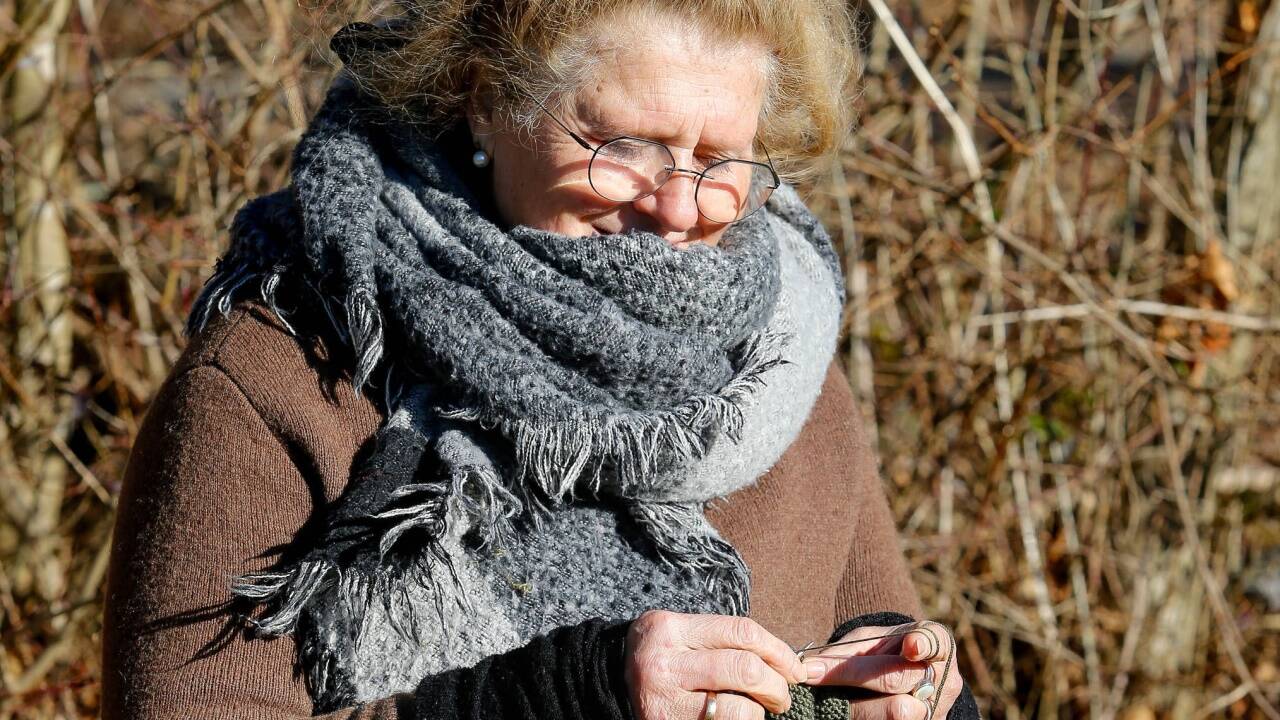 Maria Mösl aus Seekirchen strickte in der Wintersonne an einem Schal: „Jeder hier hat das gleiche Anliegen.“ 