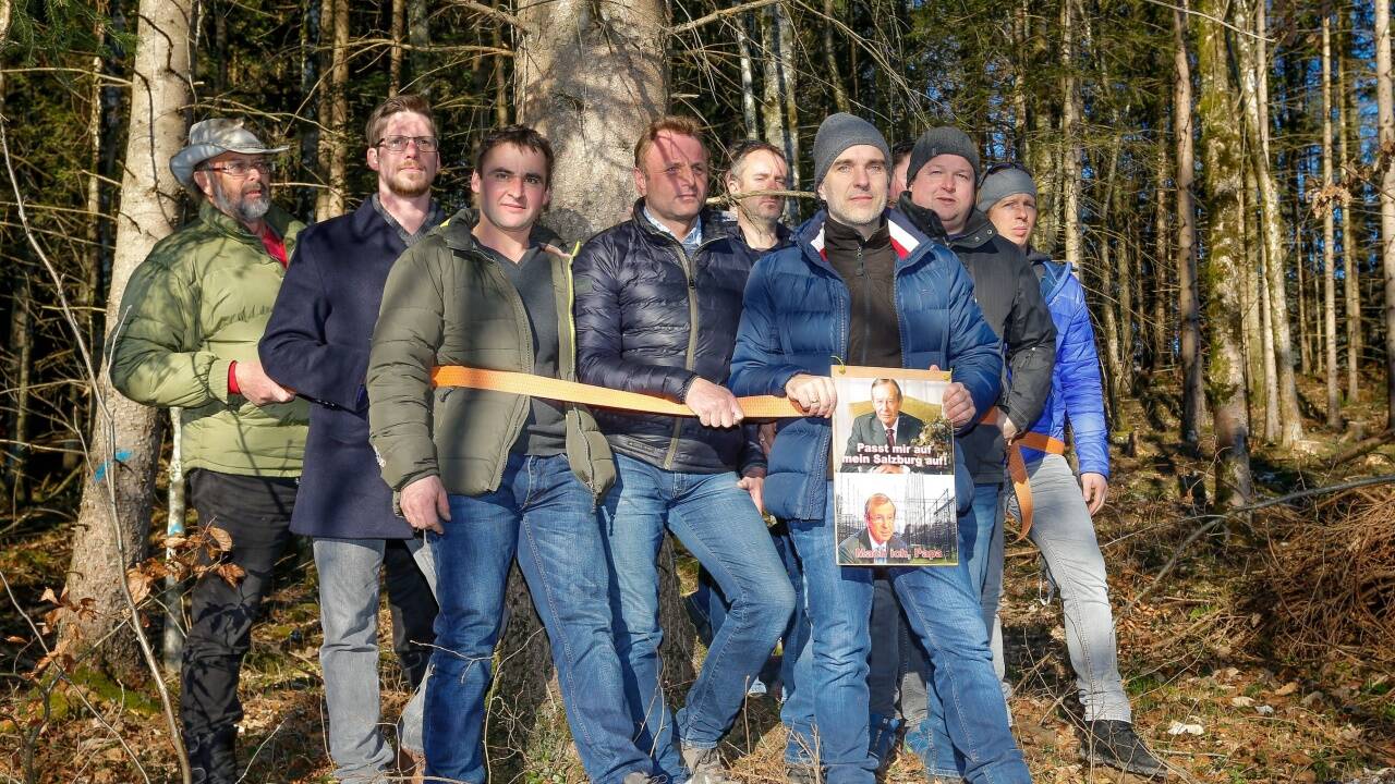 Die Freileitungsgegner banden sich an einen Baum. 