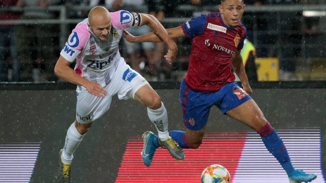 In der Qualifikation zur Champions League 2019 hatte LASK-Verteidiger Gernot Trauner mit Basel-Sprinter Noah Okafor (r.) einige Probleme. 