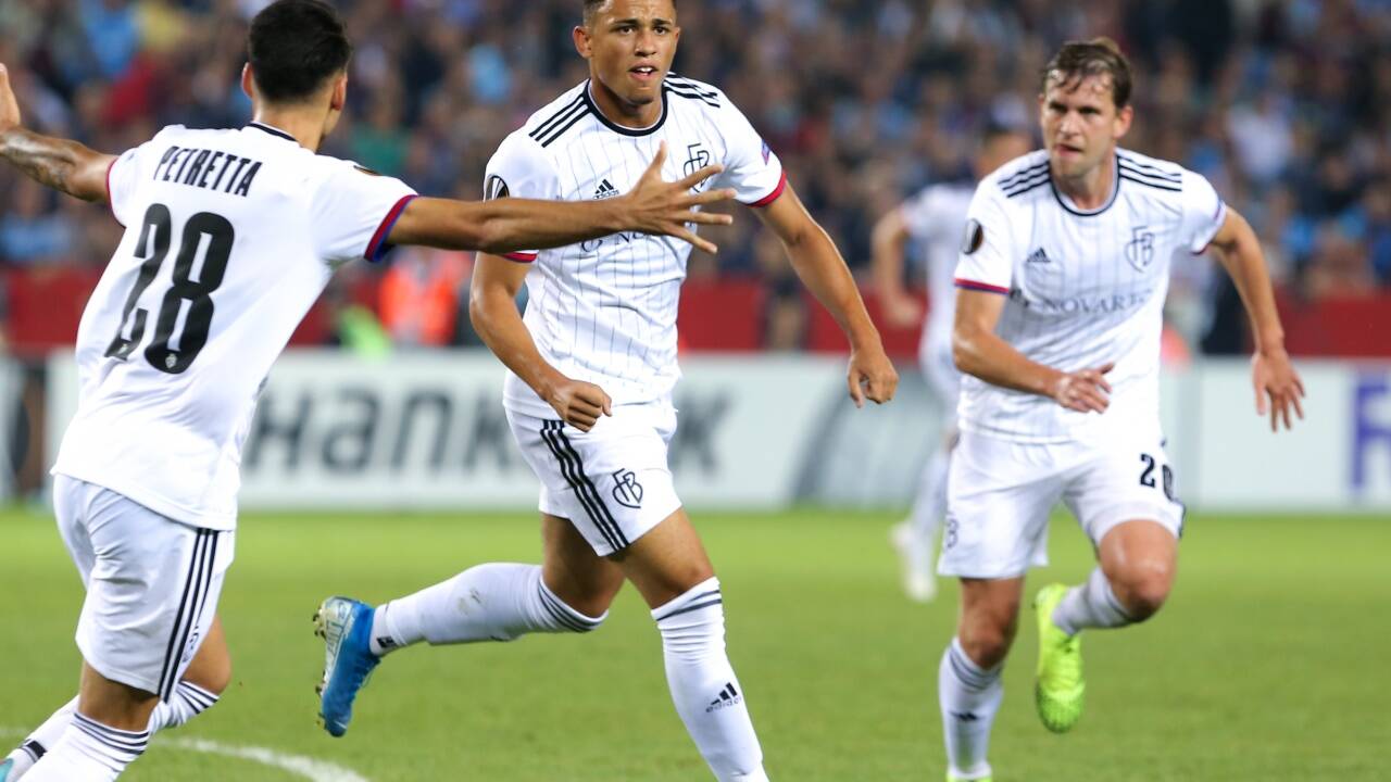 Basel-Stürmer Noah Okafor (M.) nach einem Treffer in der Europa League bei Trabzonspor. 
