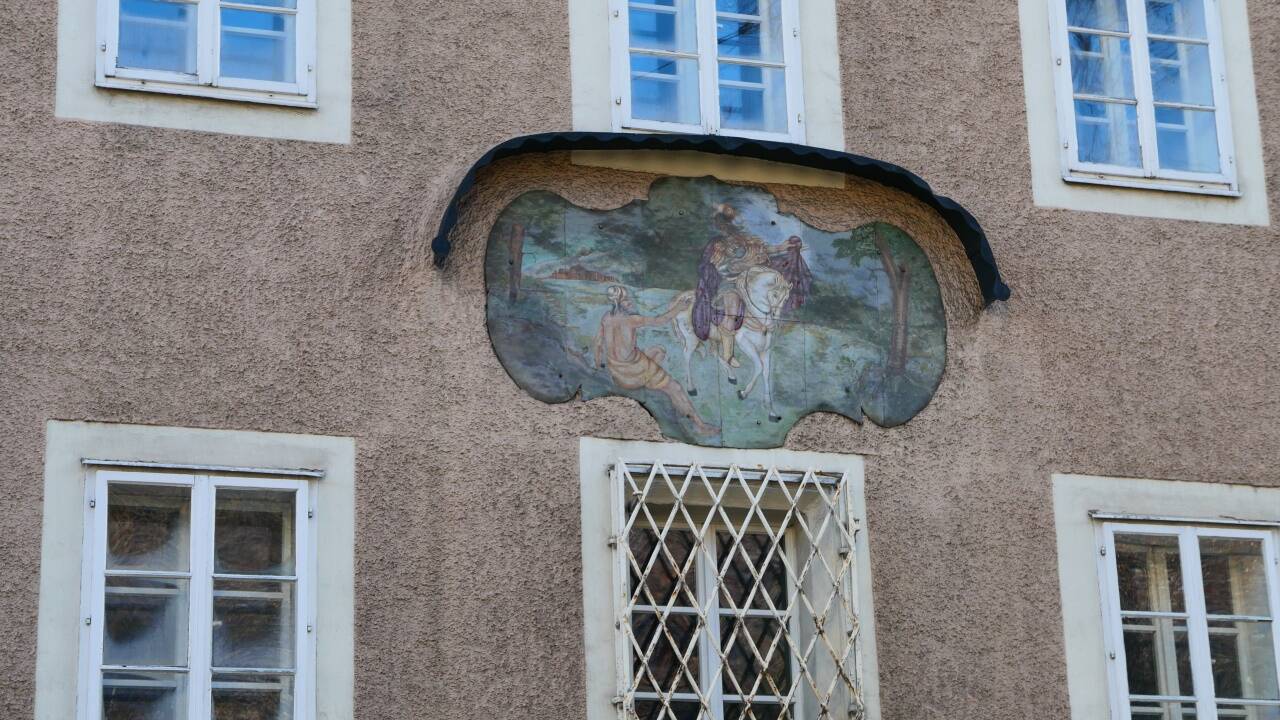 Das Wandbild mit dem Heiligen Martin prangt auf der Fassade über den Fenstern des ersten Obergeschoßes. 