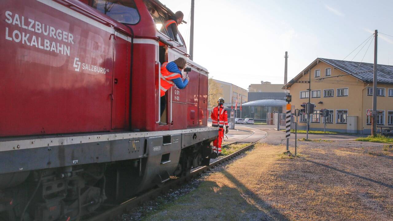 Die zur Salzburg AG gehörende Salzburger Lokalbahn will bis Jahresende 2020 aus dem Güter-Bahntransport abseits der Lokalbahnstammstrecke aussteigen. Das trifft auch die Stieglbrauerei. Die zur Salzburg AG gehörende Salzburger Lokalbahn will bis Jahresende 2020 aus dem Güter-Bahntransport abseits der Lokalbahnstammstrecke aussteigen. Das trifft auch die Stieglbrauerei.
