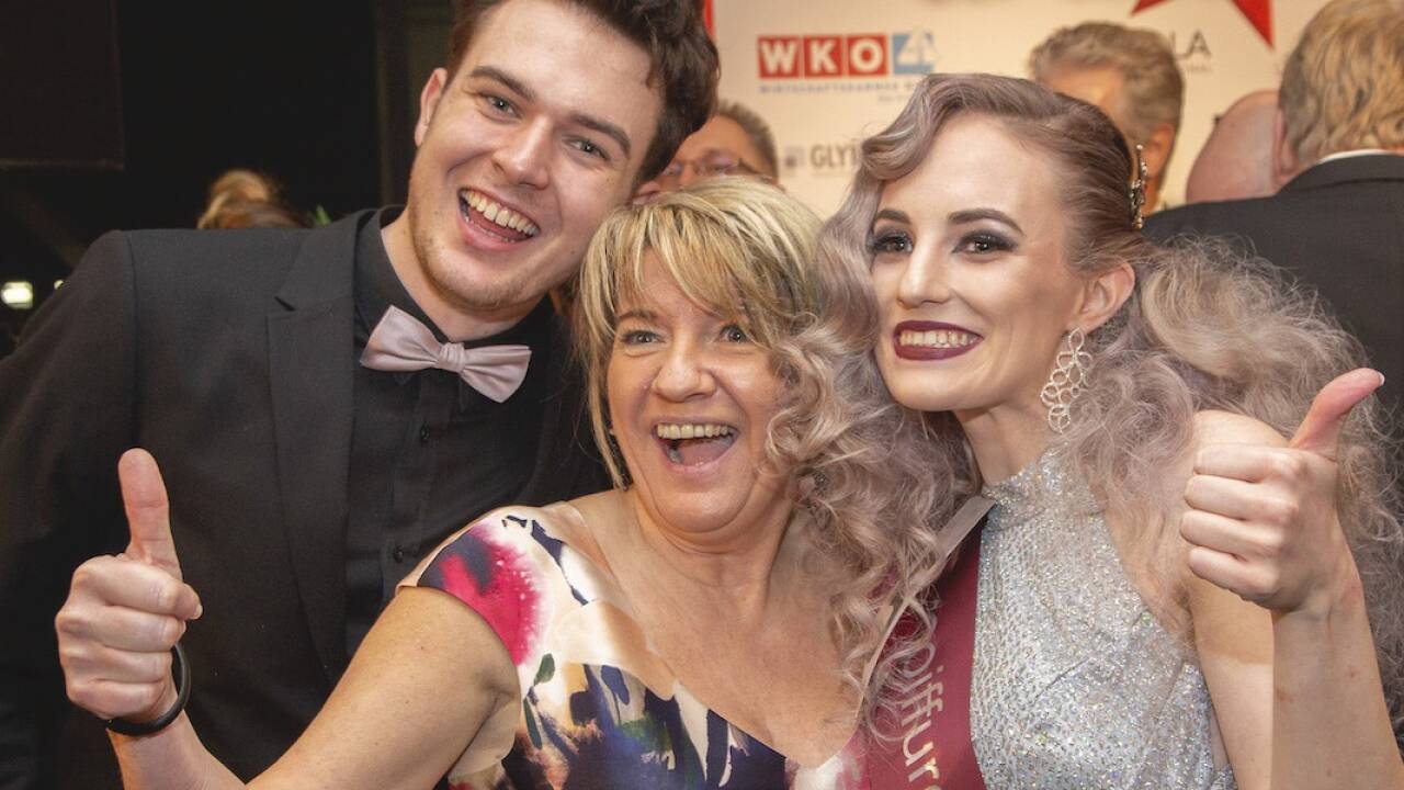 Friseur Florian Haslauer, Veranstalterin Gabriele Schwenk und Model Hannah Gollackner. 