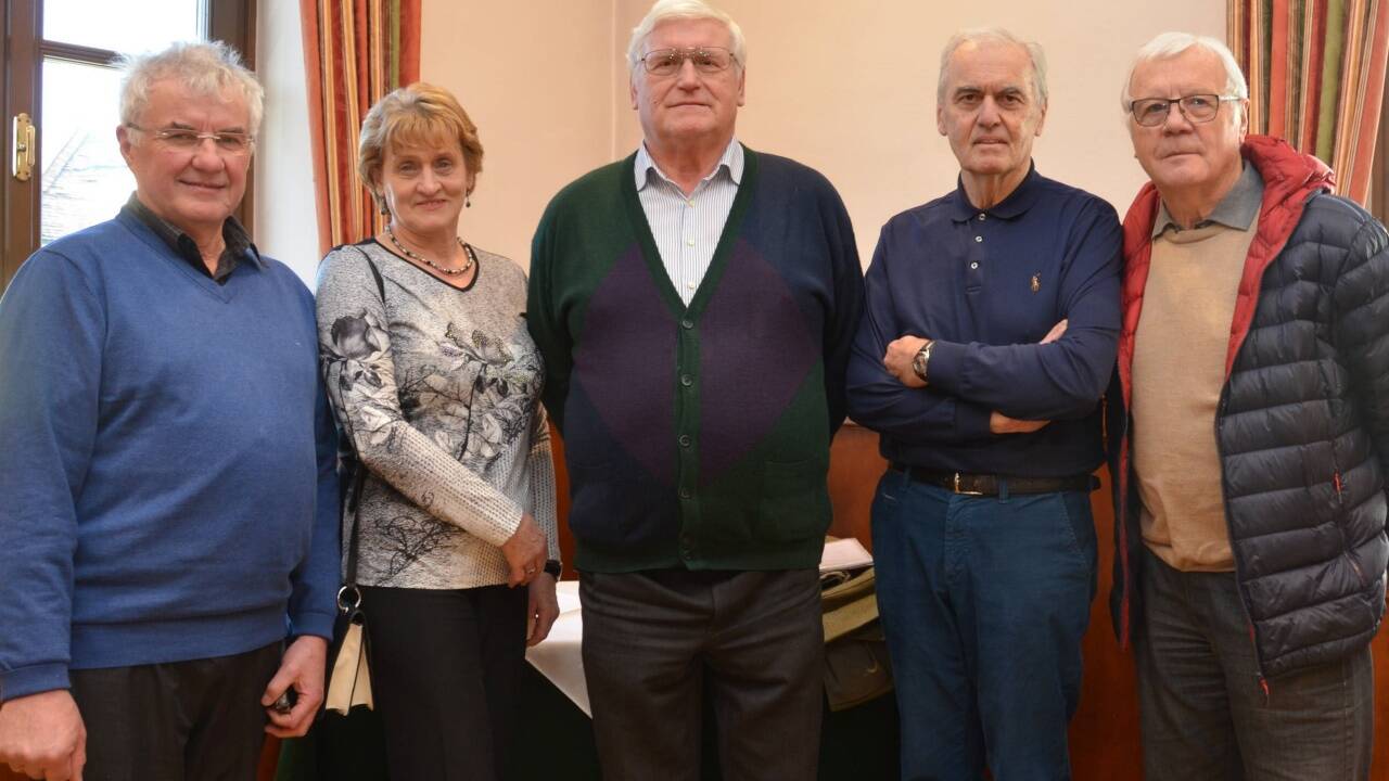  Vertreter der Bürgerinitiativen, v. l.: Alois Mösl (Seekirchen), Johanna Aspacher und Karl Stadler (Eugendorf), Herbert Pöcklhofer und Peter Bacher (Koppl). 