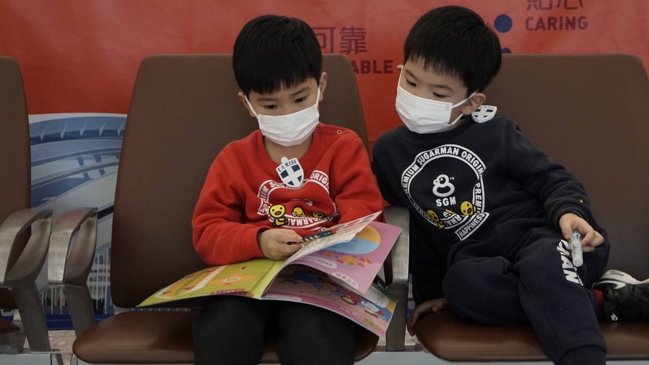 Viele Chinesen versuchen sich derzeit mit Atemmasken vor dem Coronavirus zu schützen. 