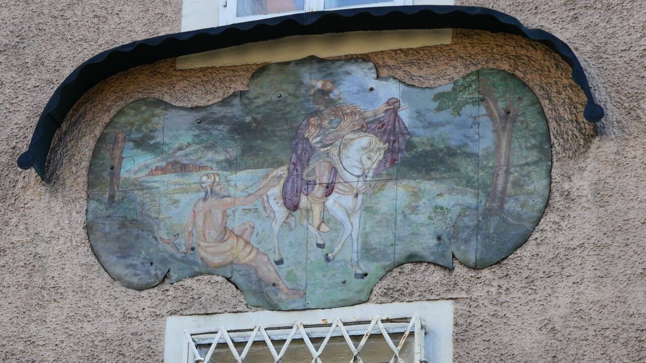 Die Martinslegende wird auf dem Wandbild in der Müllner Hauptstraße 6 (ehemalige Landespflegeanstalt) erzählt.  
