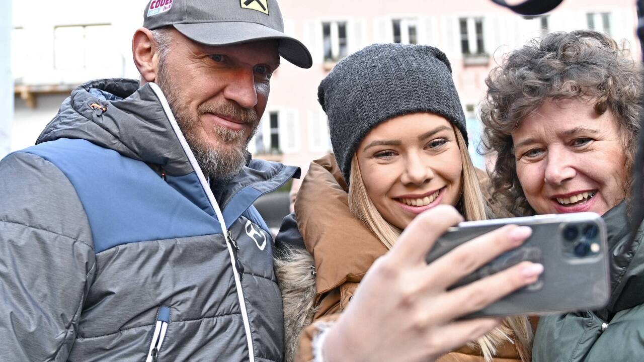 Hermann Maier war bei seinem Besuch in Kitzbühel sofort von vielen Fans umringt. Der fünffache Super-G-Sieger am Hahnenhamm erfüllte viele Selfie-Wünsche.  Hermann Maier war bei seinem Besuch in Kitzbühel sofort von vielen Fans umringt. Der fünffache Super-G-Sieger am Hahnenhamm erfüllte viele Selfie-Wünsche.