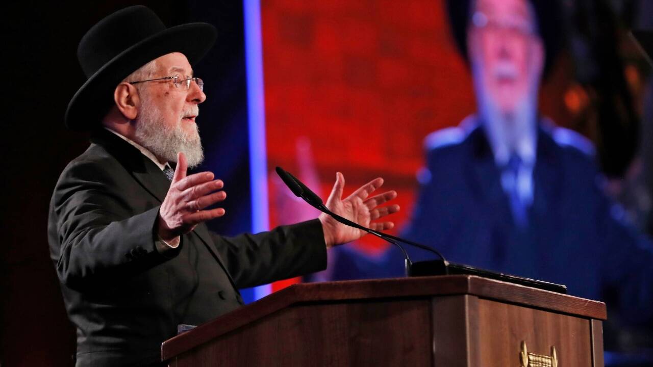 Rabbi Israel Mair Lau spricht vor den Staats- und Regierungschefs. 