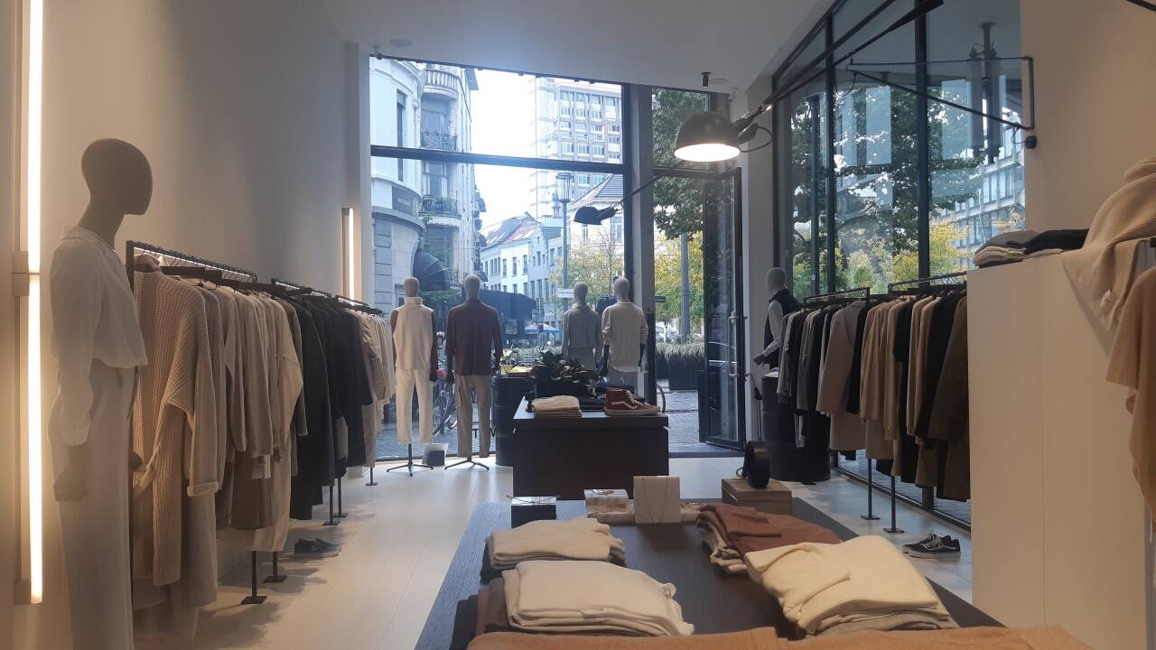 Von einem Laden in den nächsten – Nationalstraat in Antwerpen. 