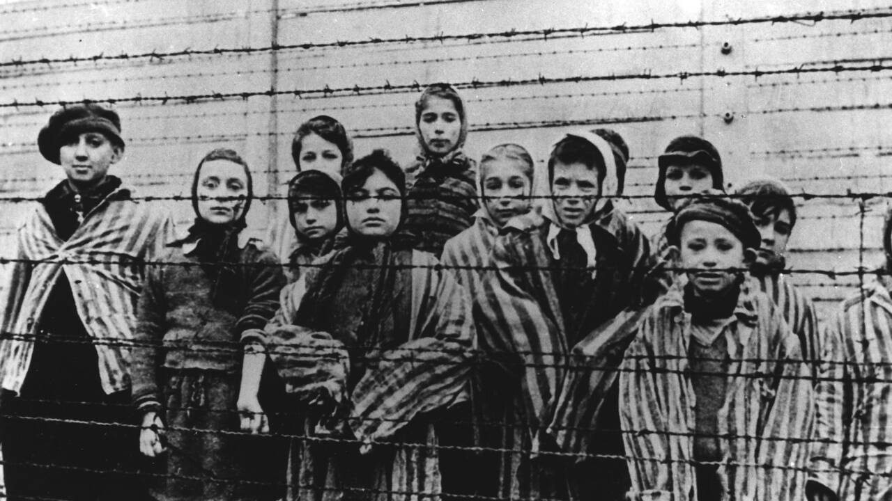 Das Bild zeigt Kinder nach der Befreiung des KZ durch die sowjetischen Truppen im Jänner 1945.  