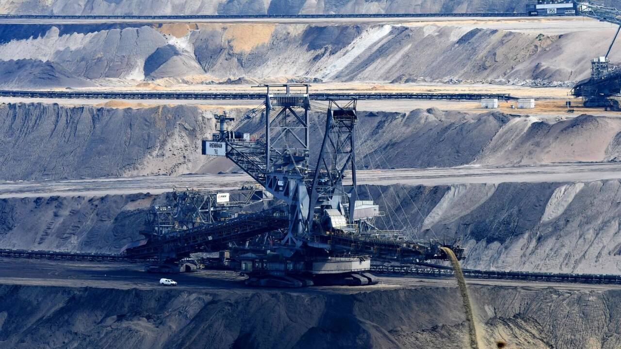 Über mehr als 40 Quadratkilometer erstreckt sich der Tagebau Garzweiler II. Langsam bewegt sich der gigantische Bagger auf die bedrohten Dörfer zu. 