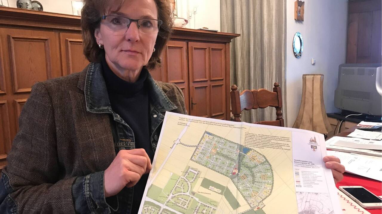 Barbara Ziemann-Oberherr zeigt den Plan der neuen Ansiedlung. Dort will sie nicht hin. 