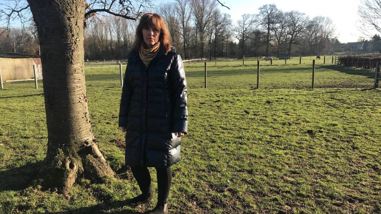 Marita Dresen auf ihrem Besitz: Obstbäume, Wiesen und Pferdeweide sollen dem Braunkohleabbau weichen.  