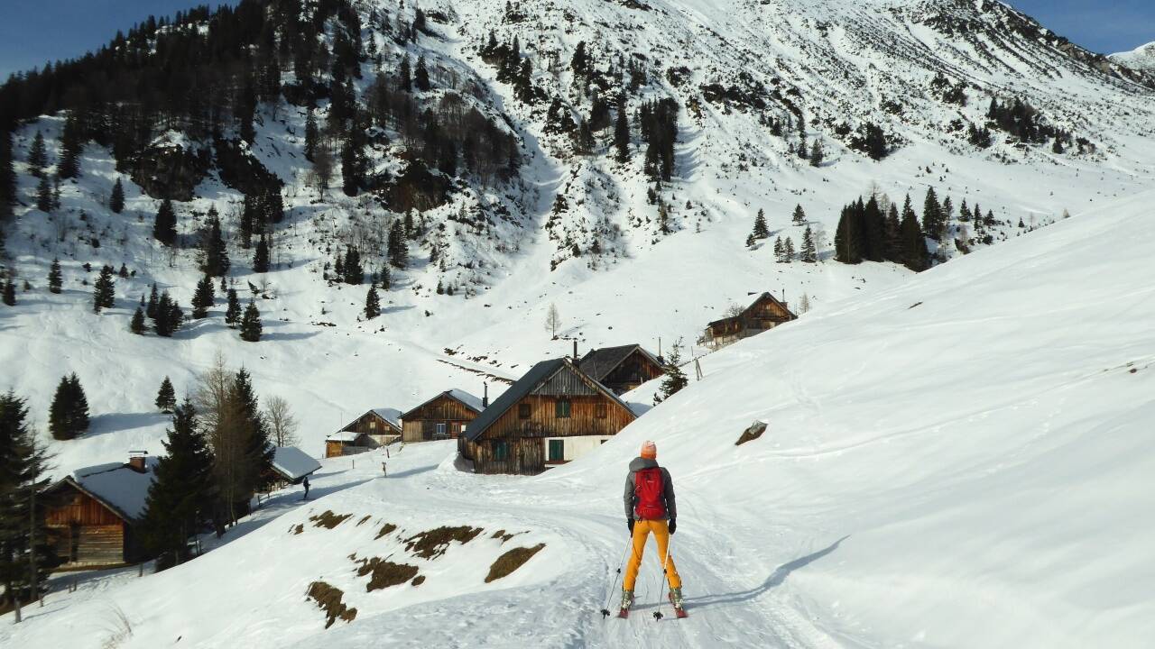 Die Hütten der Rinnbergalm vor dem Moosbergriedel. Die Hütten der Rinnbergalm vor dem Moosbergriedel.